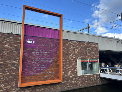 913013 Afbeelding van het gedicht 'Nabuurschap' van Ingmar Heytze op de muur langs de Kruisvaart bij het station ...